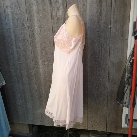 NOS Vintage Vanity Fair Pink Lace Nylon Full Slip sz 38 oldstock NWT SILKY